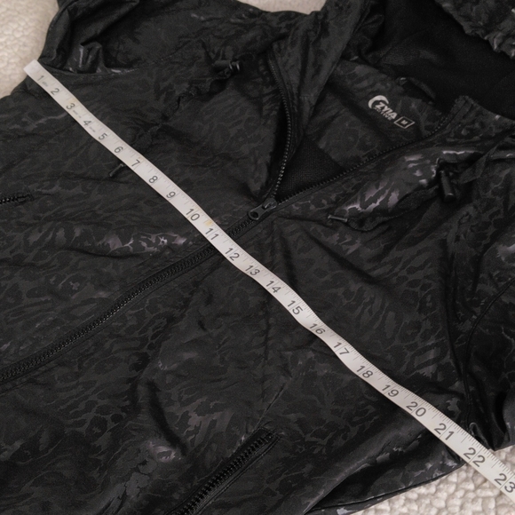 Zyia Active Medium Black Animal Print Lightweight Mesh Windbreaker Jade Jacket - Picture 9 of 16